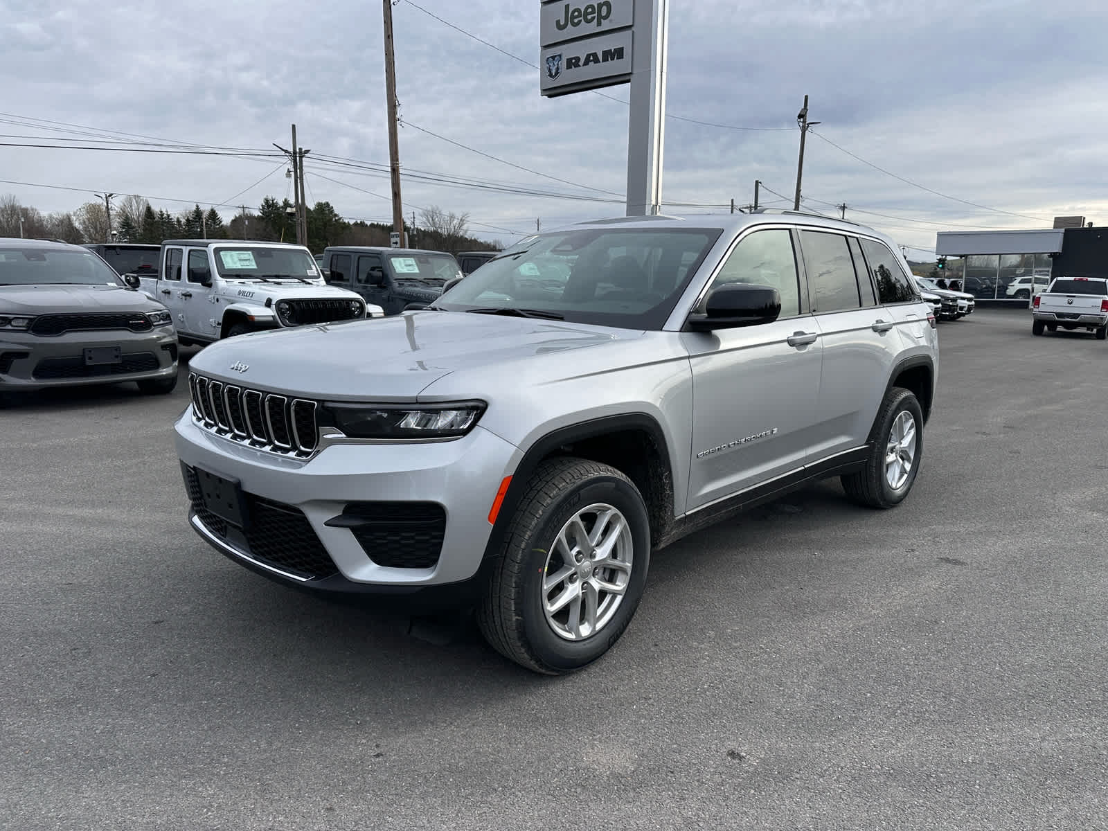 2025 Jeep Grand Cherokee GRAND CHEROKEE LAREDO X 4X4