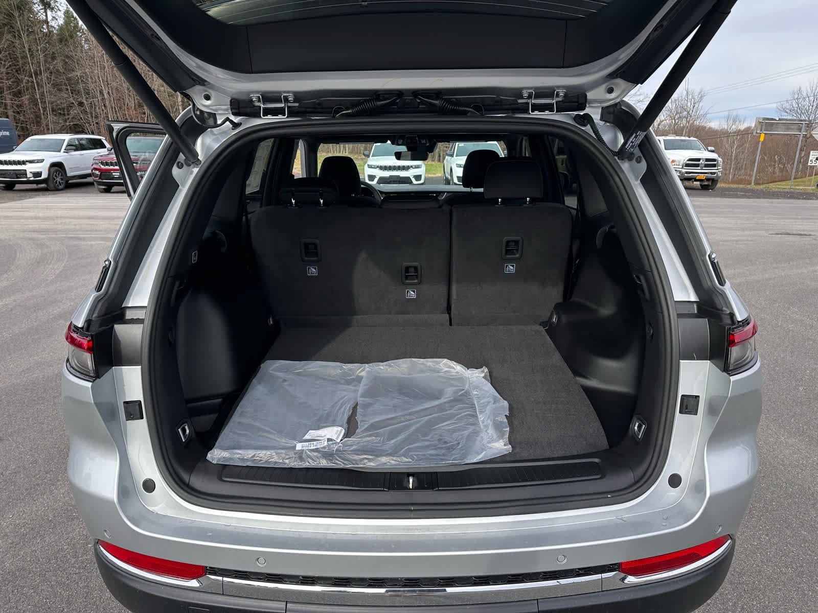 2025 Jeep Grand Cherokee GRAND CHEROKEE LAREDO X 4X4