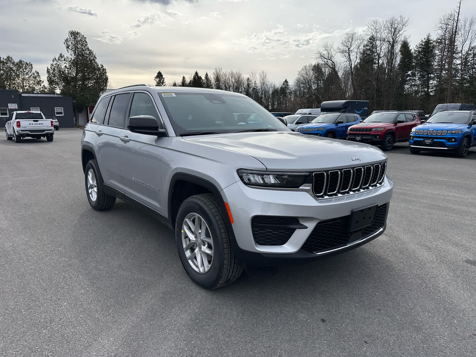2025 Jeep Grand Cherokee GRAND CHEROKEE LAREDO X 4X4