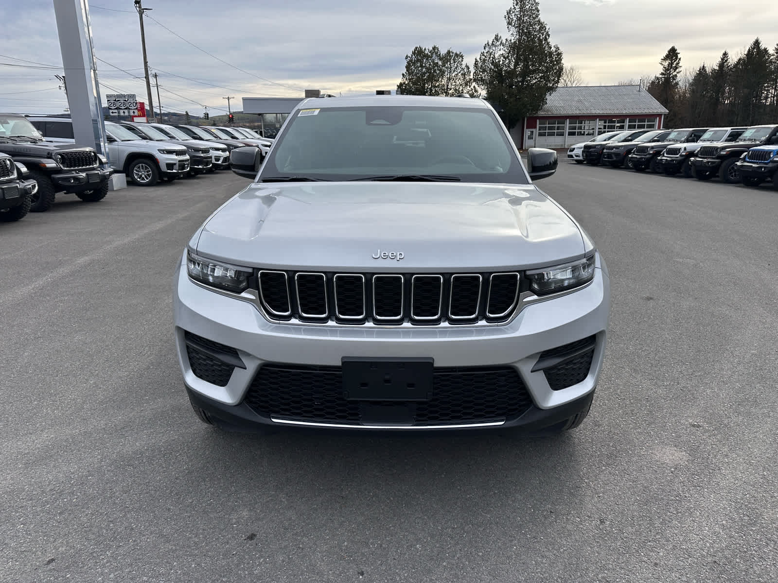 2025 Jeep Grand Cherokee GRAND CHEROKEE LAREDO X 4X4