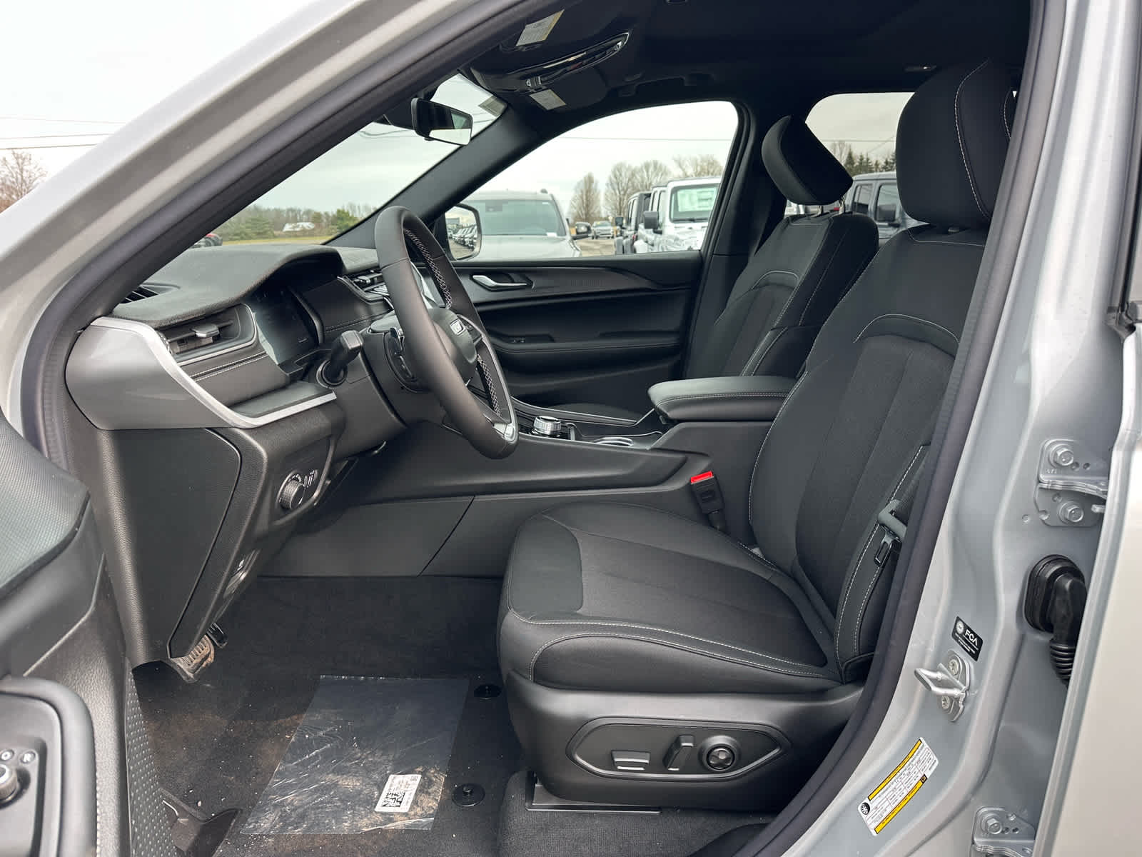 2025 Jeep Grand Cherokee GRAND CHEROKEE LAREDO X 4X4