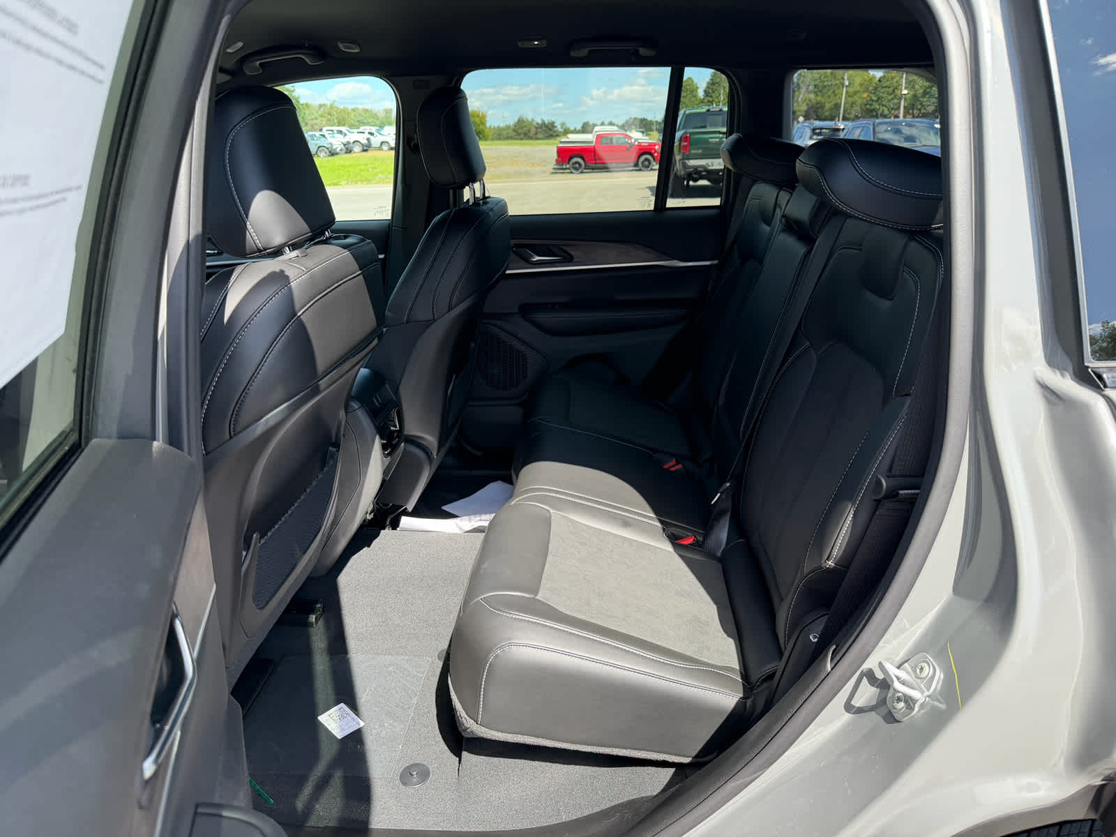 2027 Jeep Grand Cherokee GRAND CHEROKEE LAREDO ALTITUDE 4X4