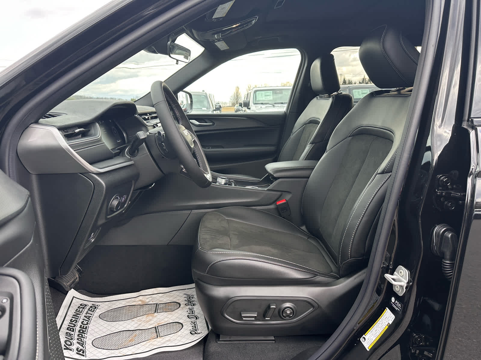 2025 Jeep Grand Cherokee GRAND CHEROKEE L ALTITUDE X 4X4