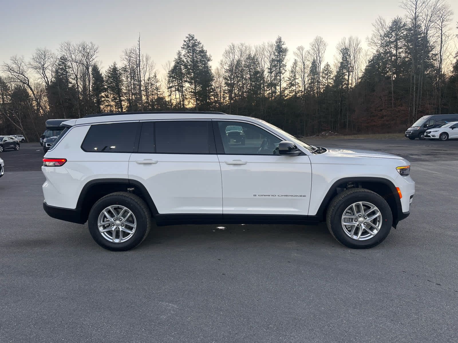 2025 Jeep Grand Cherokee GRAND CHEROKEE L LAREDO X 4X4