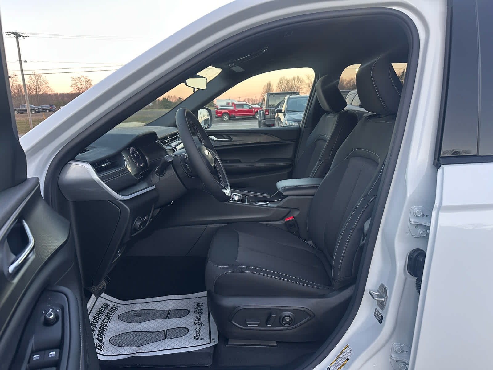 2025 Jeep Grand Cherokee GRAND CHEROKEE L LAREDO X 4X4