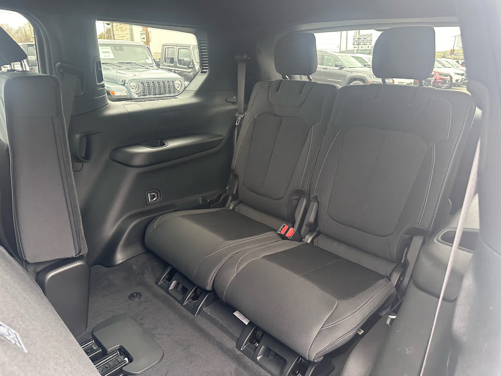 2025 Jeep Grand Cherokee GRAND CHEROKEE L LAREDO X 4X4