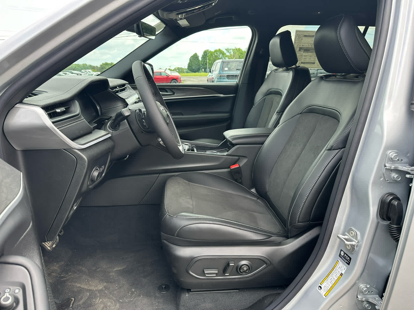 2026 Jeep Grand Cherokee GRAND CHEROKEE L LAREDO ALTITUDE 4X4