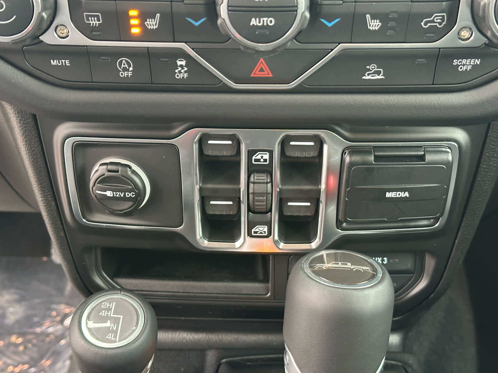 2026 Jeep Gladiator GLADIATOR SAHARA 4X4