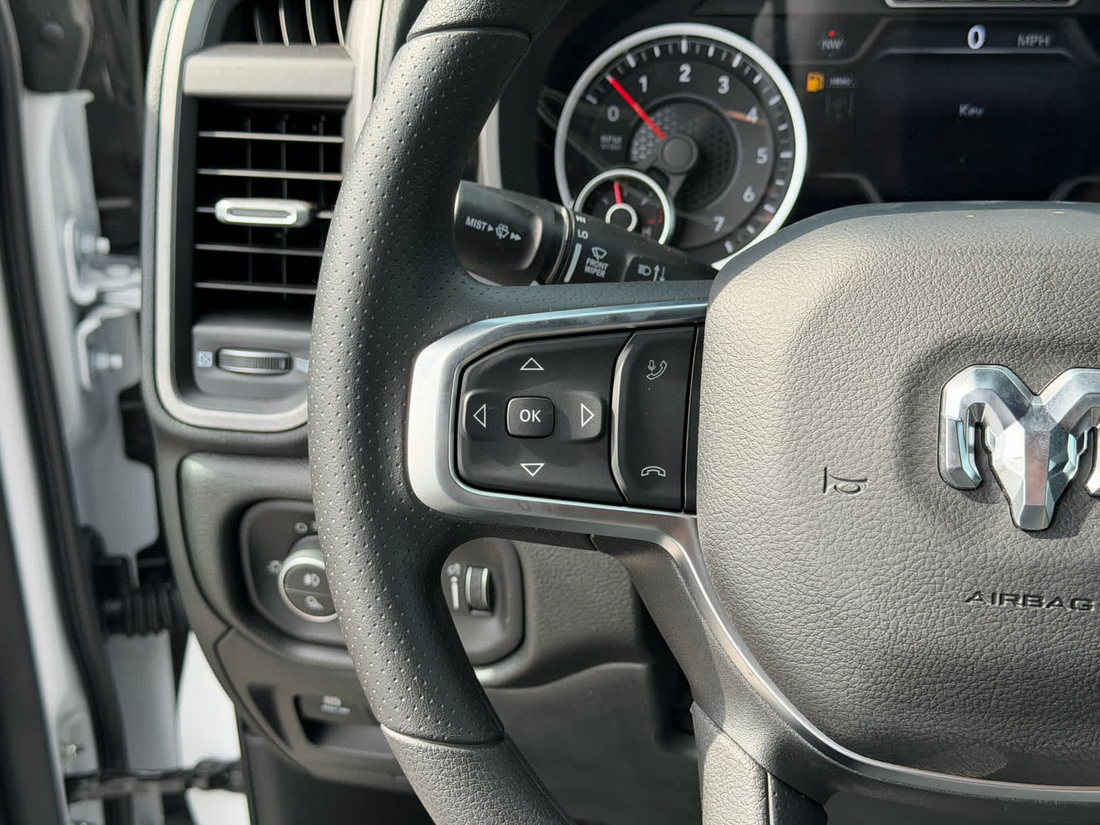 2027 RAM Ram 1500 RAM 1500 EXPRESS CREW CAB 4X4 5'7' BOX