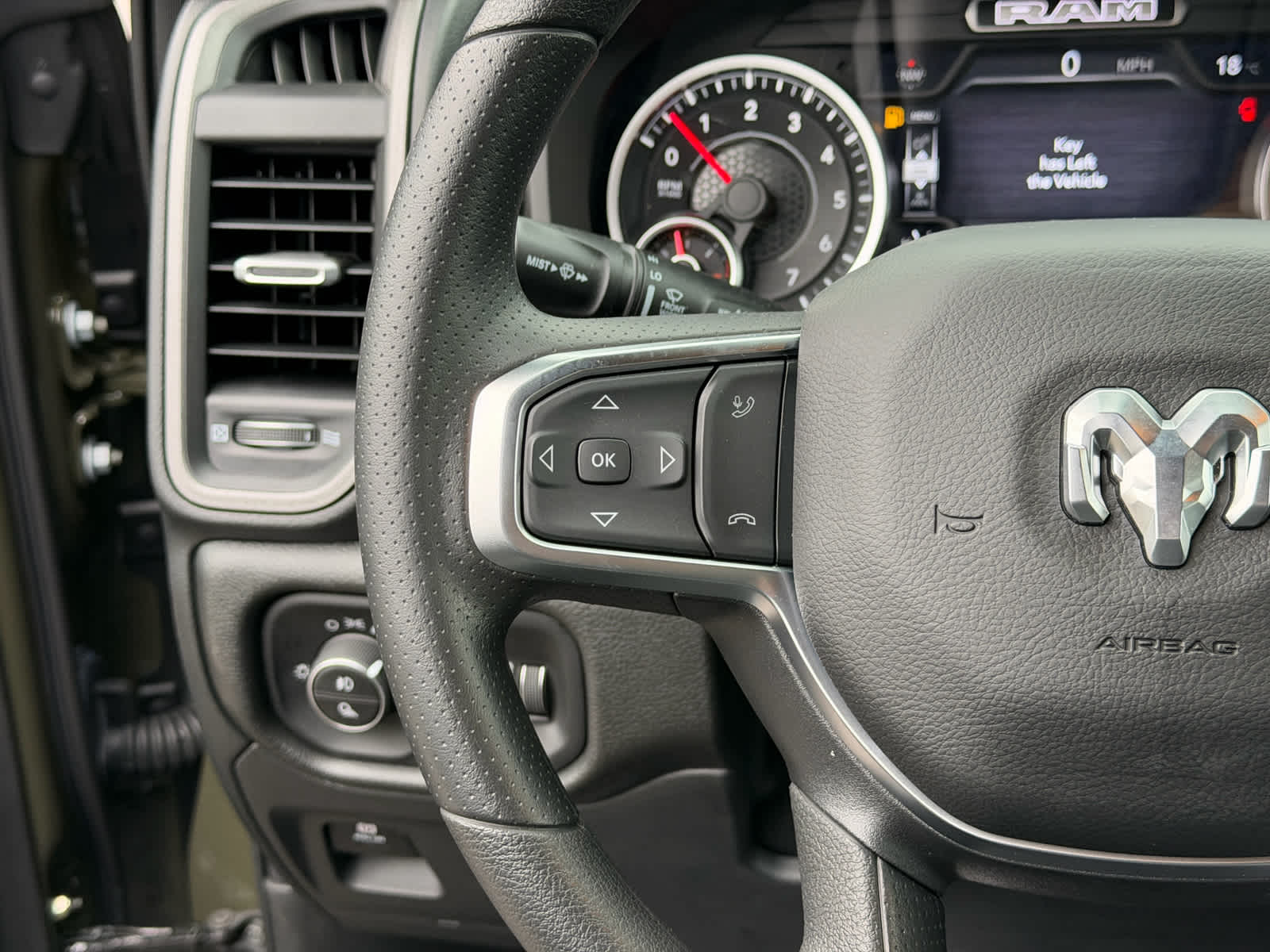 2027 RAM Ram 1500 RAM 1500 EXPRESS CREW CAB 4X4 5'7' BOX