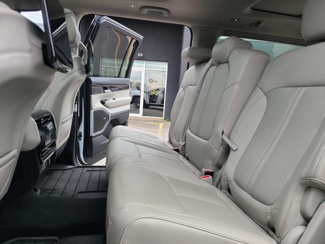 2023 Jeep Wagoneer Base