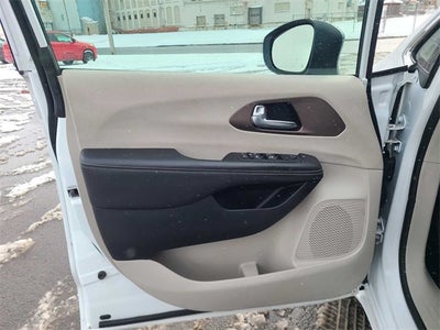 2024 Chrysler Voyager LX