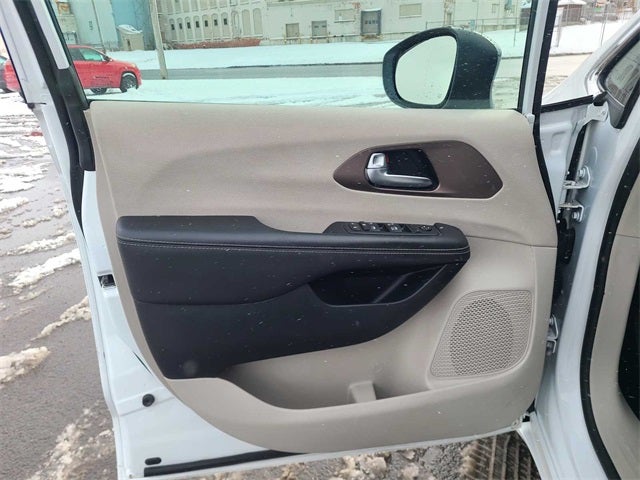 2024 Chrysler Voyager LX