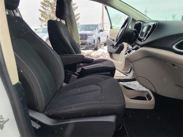 2024 Chrysler Voyager LX