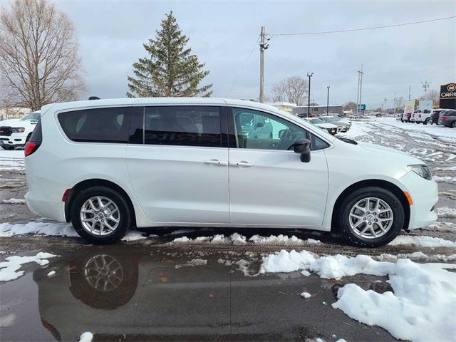 2024 Chrysler Voyager LX