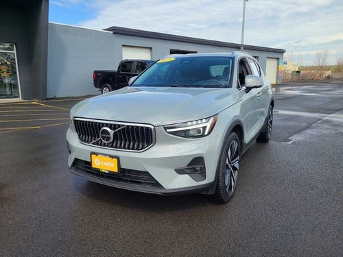 2025 Volvo XC40 B5 Plus Bright Theme