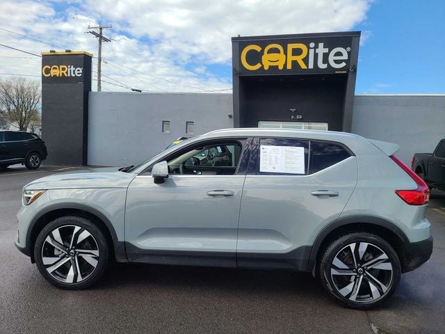 2025 Volvo XC40 B5 Plus Bright Theme