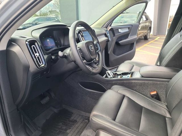 2025 Volvo XC40 B5 Plus Bright Theme