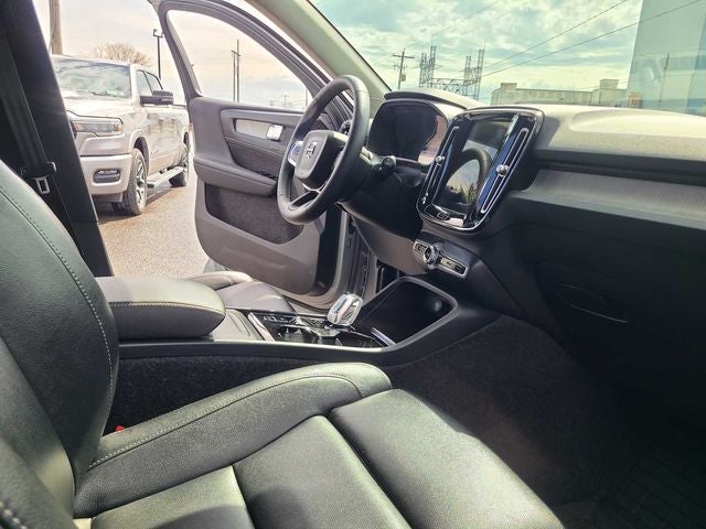 2025 Volvo XC40 B5 Plus Bright Theme