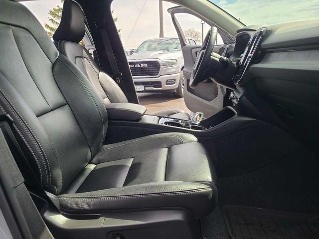 2025 Volvo XC40 B5 Plus Bright Theme