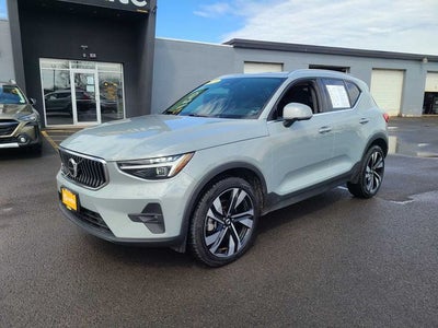 2025 Volvo XC40 B5 Plus Bright Theme