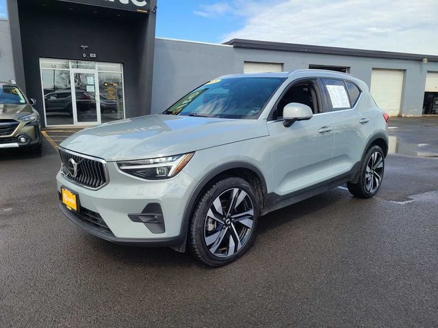 2025 Volvo XC40 B5 Plus Bright Theme
